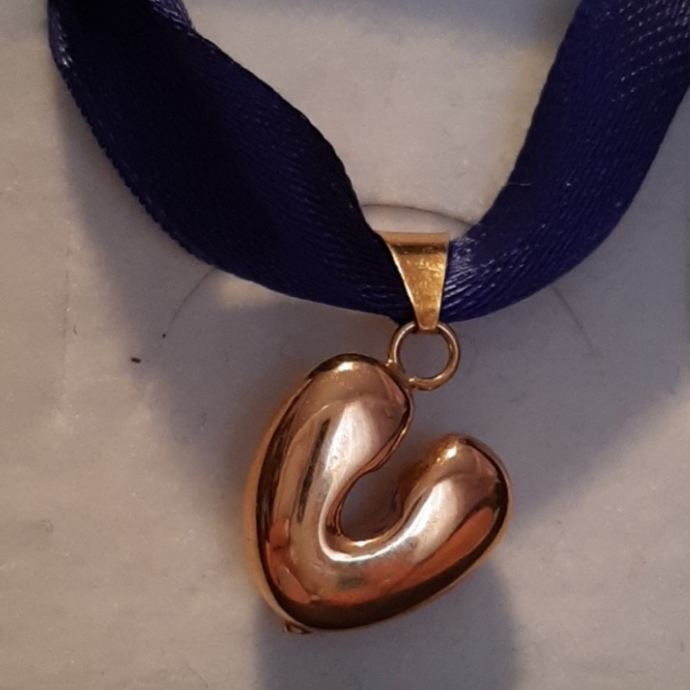 18k Gold Curved puffed v - heart Pendant
